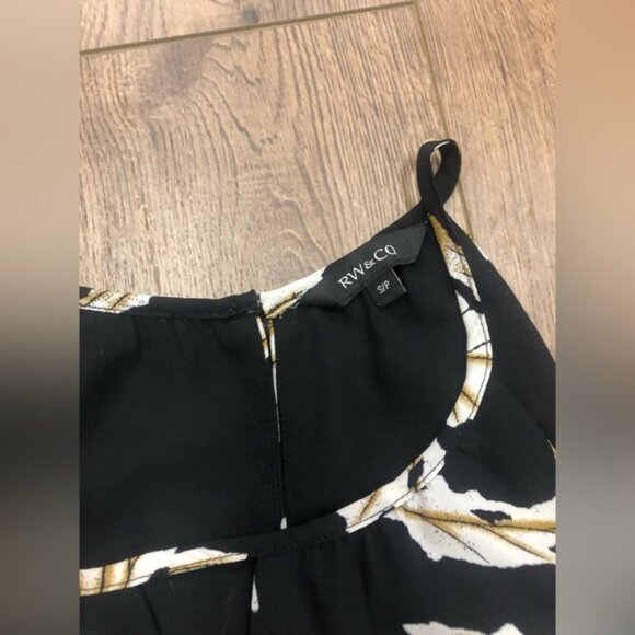 RWampCO  SLEEVLESS TOP IN SIZE SMALL - Picture 6 of 7